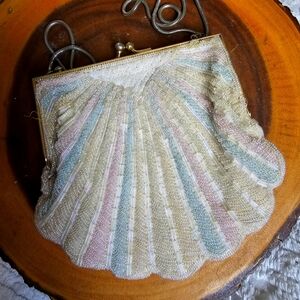 Elegant Multicolor Vintage Beaded Clutch Shell Shape.